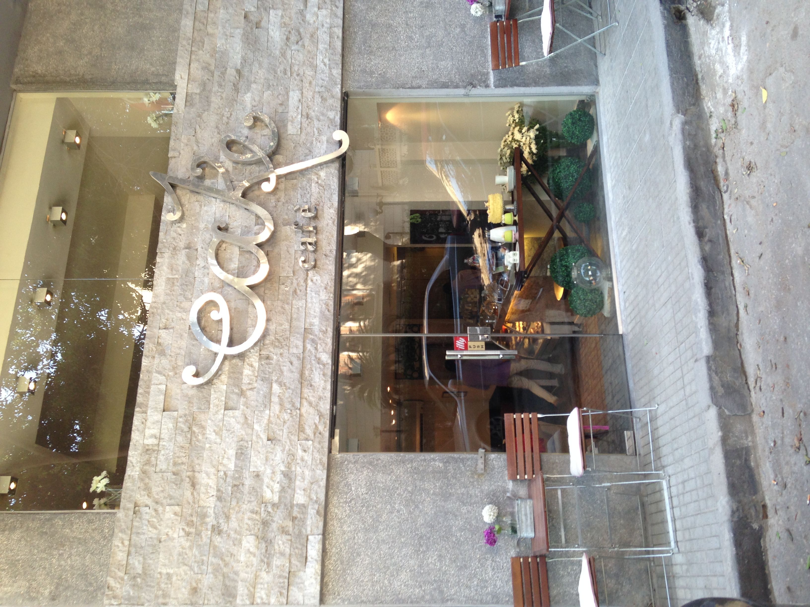 Cake: the cozy cafe around the corner