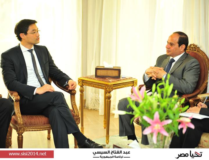 Sisi meets with World Economic Forum officials