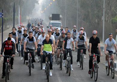 Defense minister jumps on bicycle bandwagon