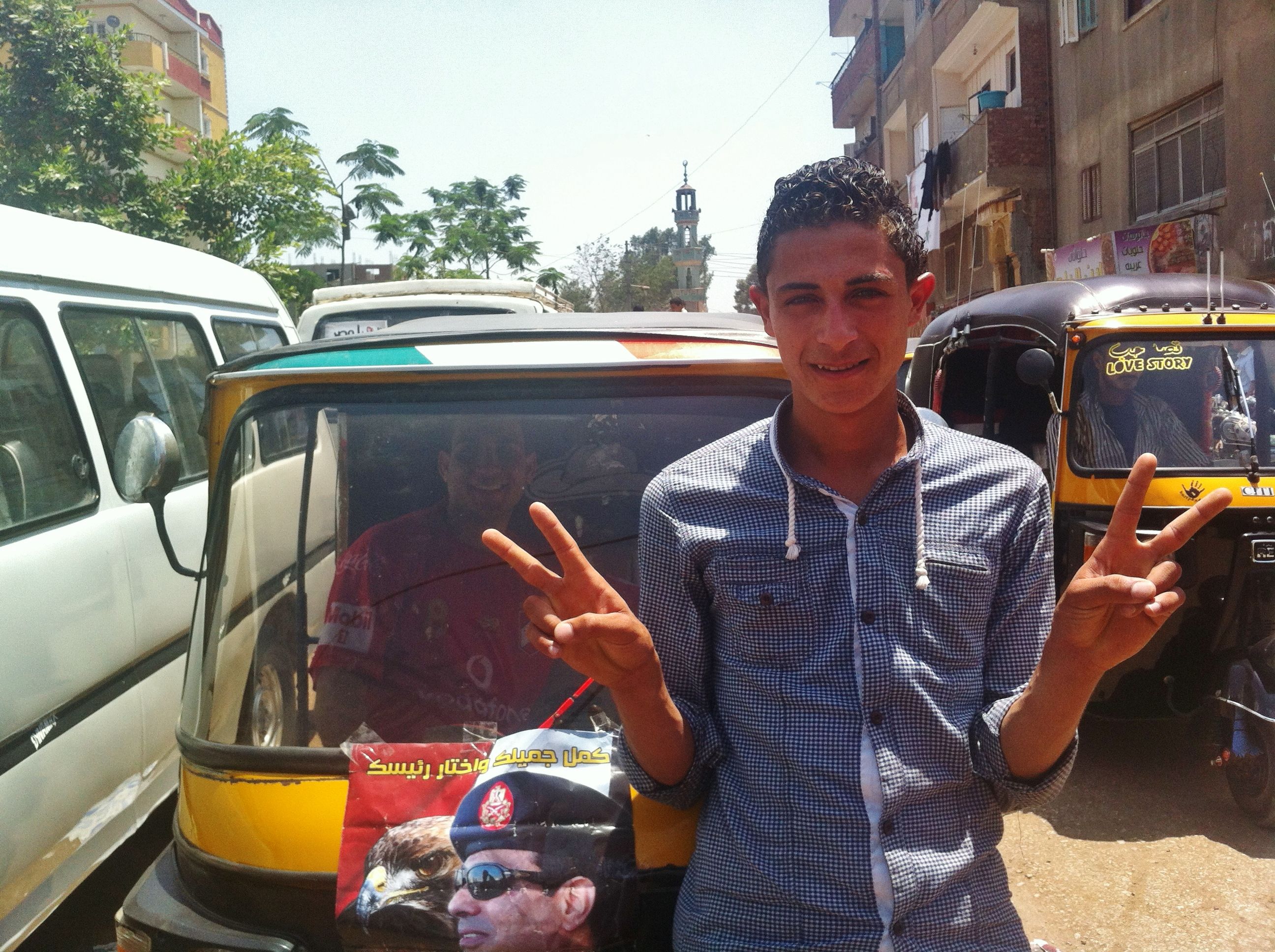 Egyptians see economy improving, have confidence in gov’t: poll