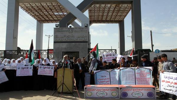Gaza students protest Egypt’s continued closure of Rafah crossing