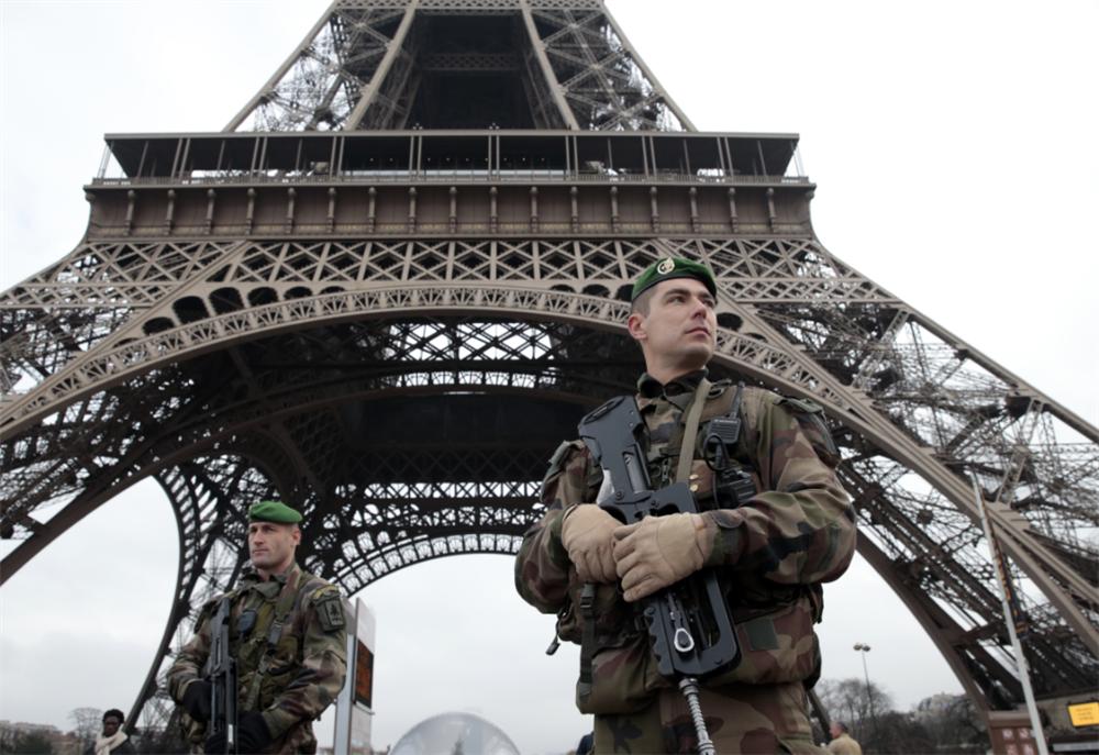 TV anchors mock Paris amid terrorist attacks, Egyptian officials offer condolences