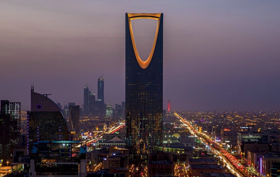بين السلطوية والانهيار.. جدل التنمية والحرية