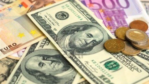 الدولار يلامس 50 جنيهًا مع خروج أكثر من 900 مليون دولار «أموال ساخنة» في يوم