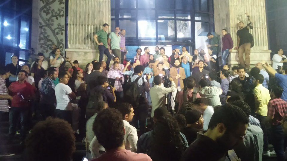 صحفيون يتظاهرون أمام نقابتهم.. وبيان من صحفيين معتصمين يُحمّل “السيسي” مسئولية اقتحام المقر و”اختطاف” بدر والسقا