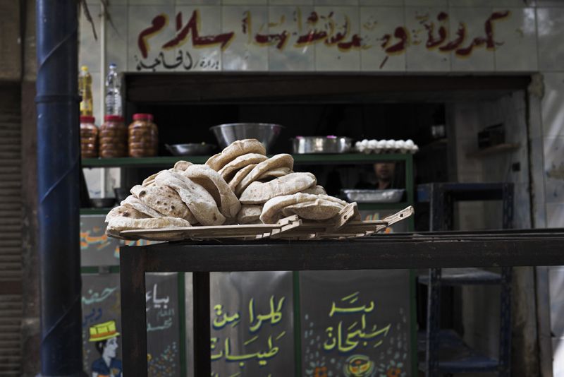 «التموين» تتراجع «لا مركزيًا» عن خفض حصص دقيق الخبز المدعم