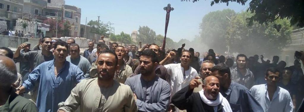 الفتنة تضرب المنيا مجددا…وقبطي محتجز في العناية المركزة “بالكلابشات”