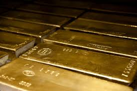 Amid economic crisis Egyptians sell their jewelry, gold traders return stockpiles
