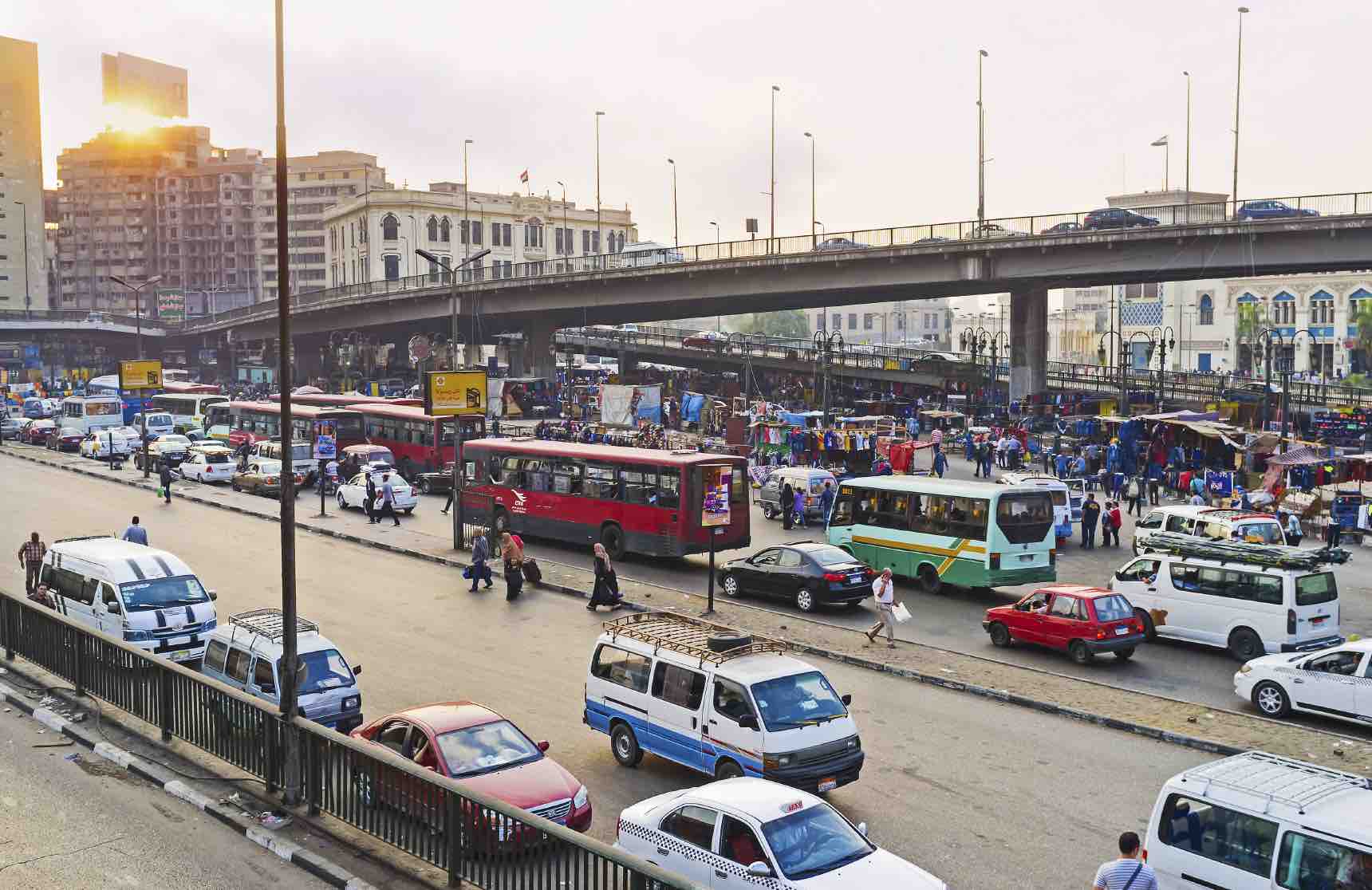 «التعويم والوقود» يضعان المصريين في مواجهة الأسعار