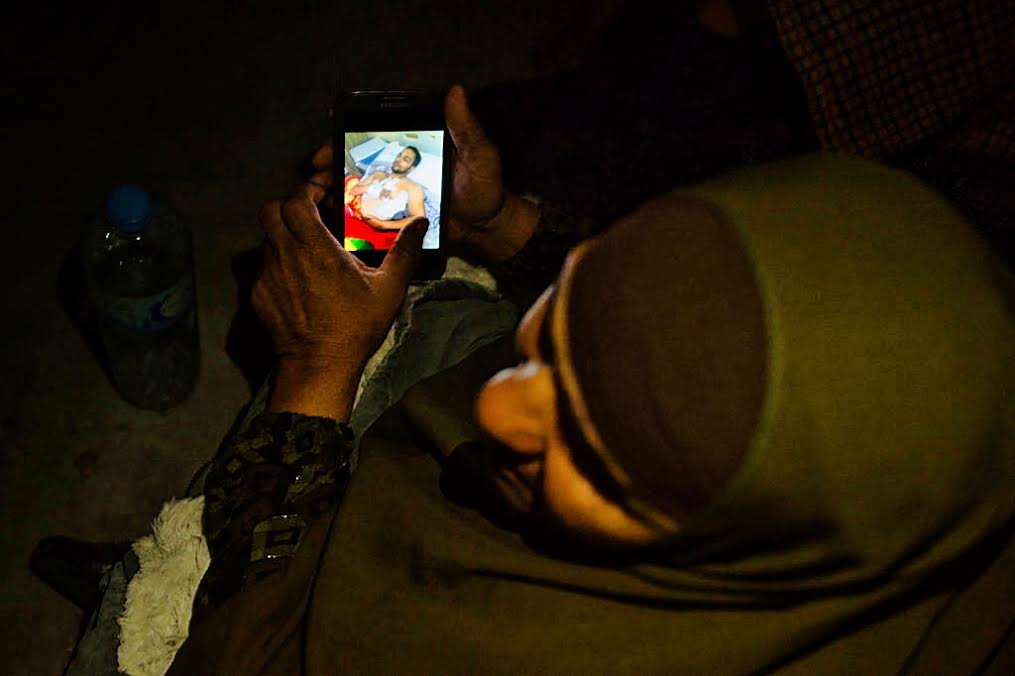 Security forces shoot worker in the chest during house raid