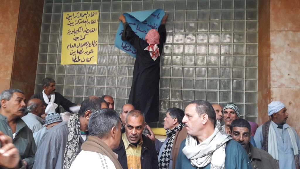 Workers arrested as police disperse fertilizer company protests, Tanta Flax workers call off sit-in