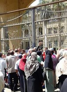 ​Temporary workers rally outside Agriculture Ministry, demanding full-time contracts and livable monthly wage
