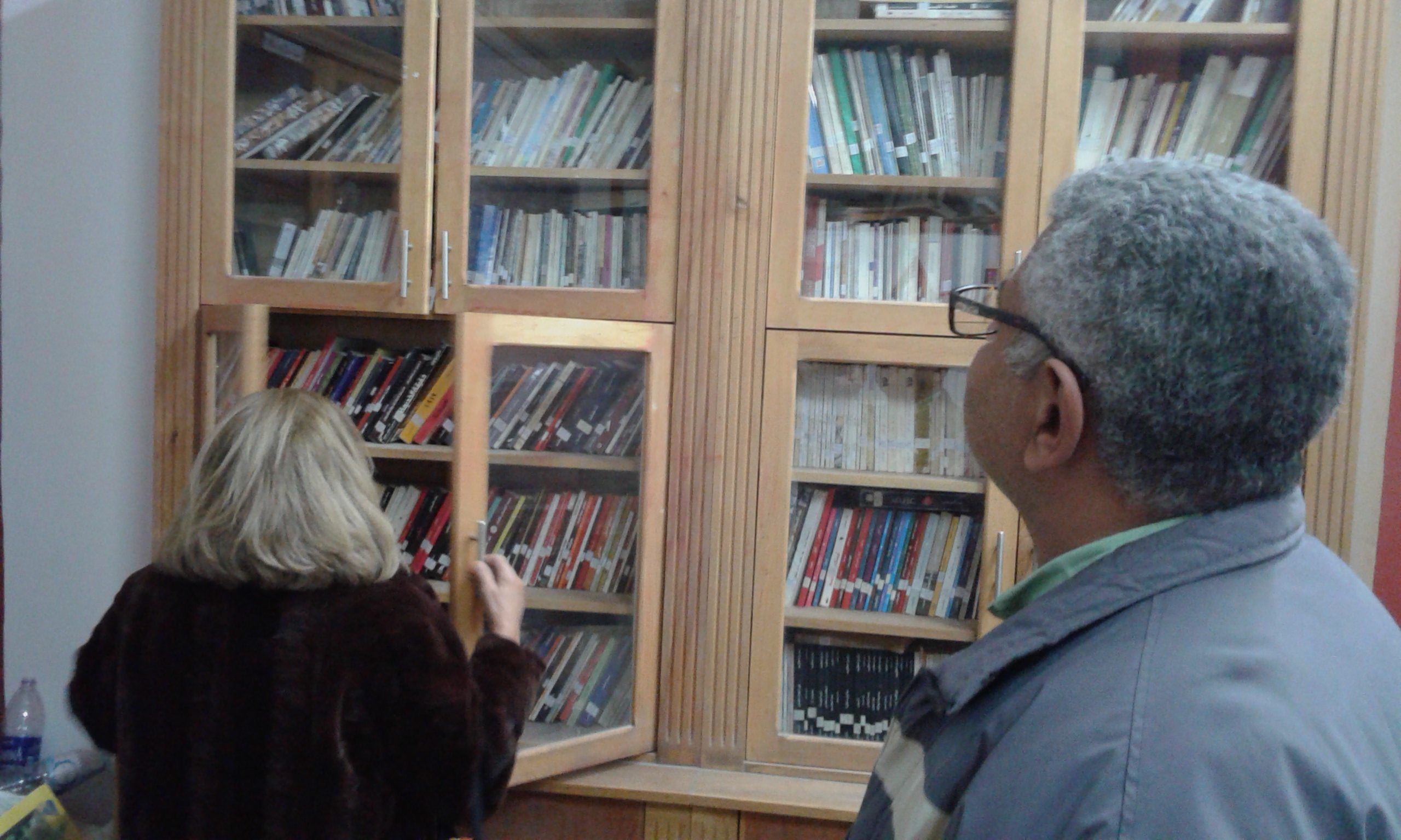 مرشحة مصر لرئاسة اليونسكو تتفقد مكتبة «الكرامة» بدار السلام بعد تشميعها