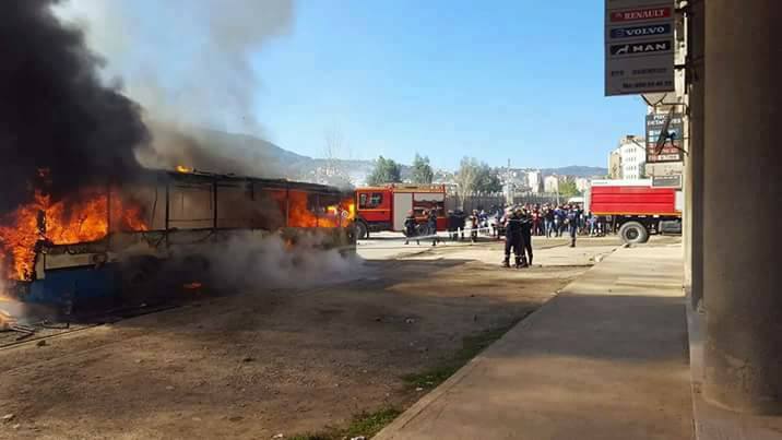 مظاهرات حاشدة في الجزائر احتجاجًا على زيادة الأسعار وخطة التقشف