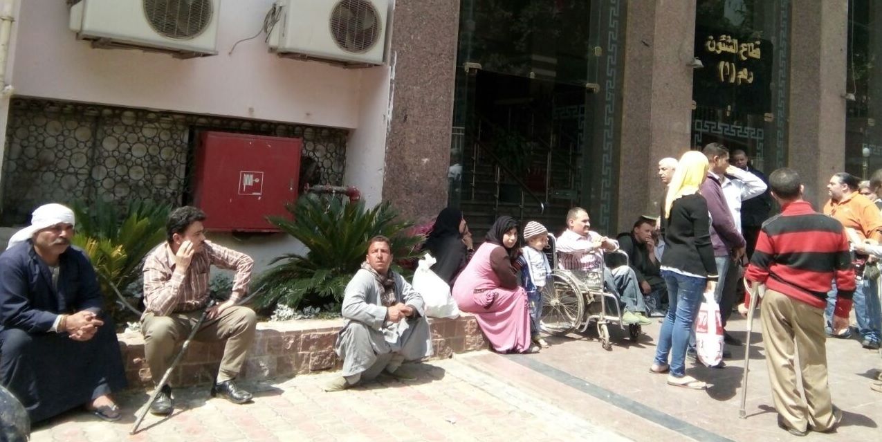 العشرات من ذوي الإعاقة يتظاهرون أمام «التضامن» بسبب إلغاء الدعم