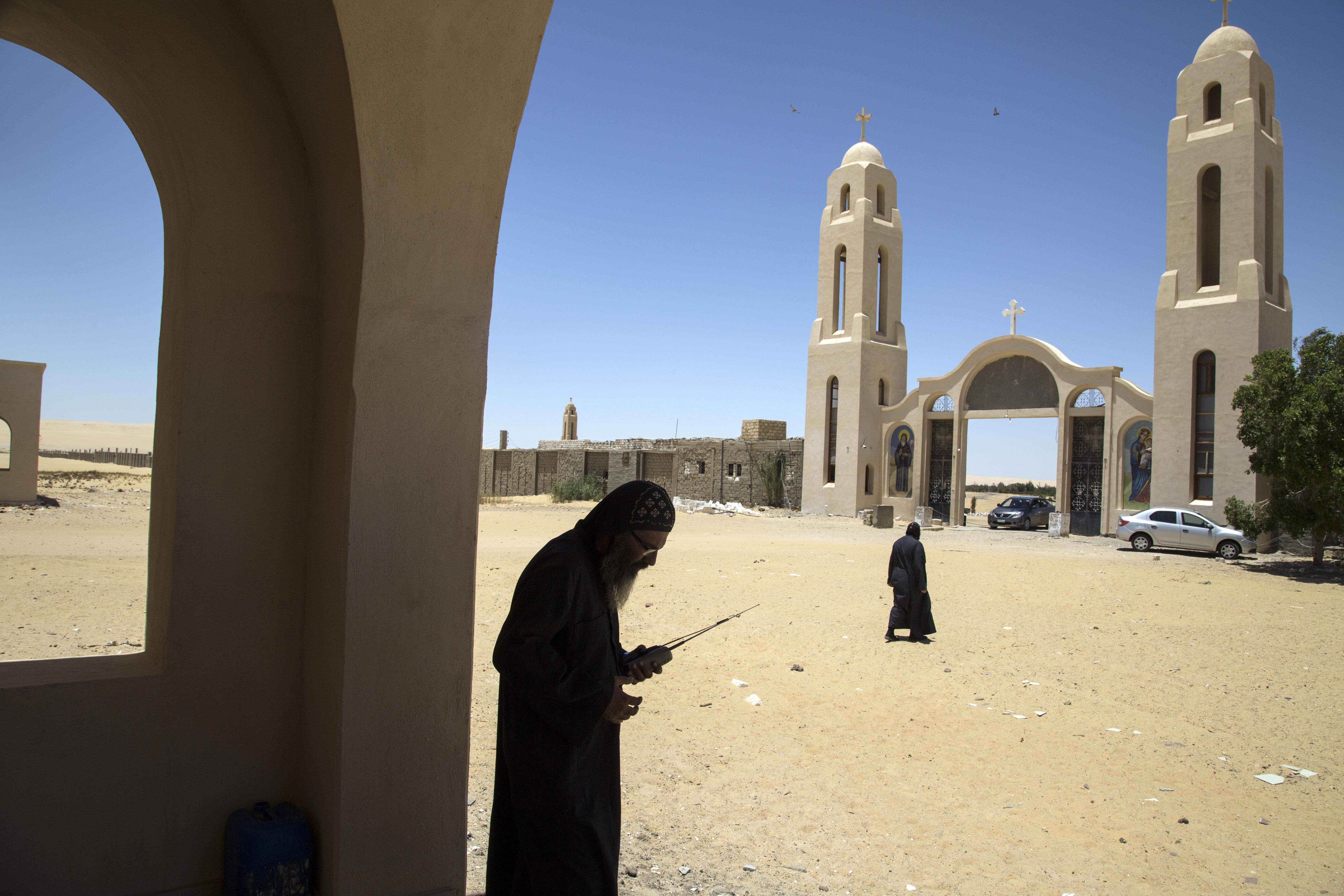 بعد ساعات من احتجاج رهبان «الأنبا صموئيل المعترف».. راهب: «الأمن سيسمح بدخول المؤن للدير»