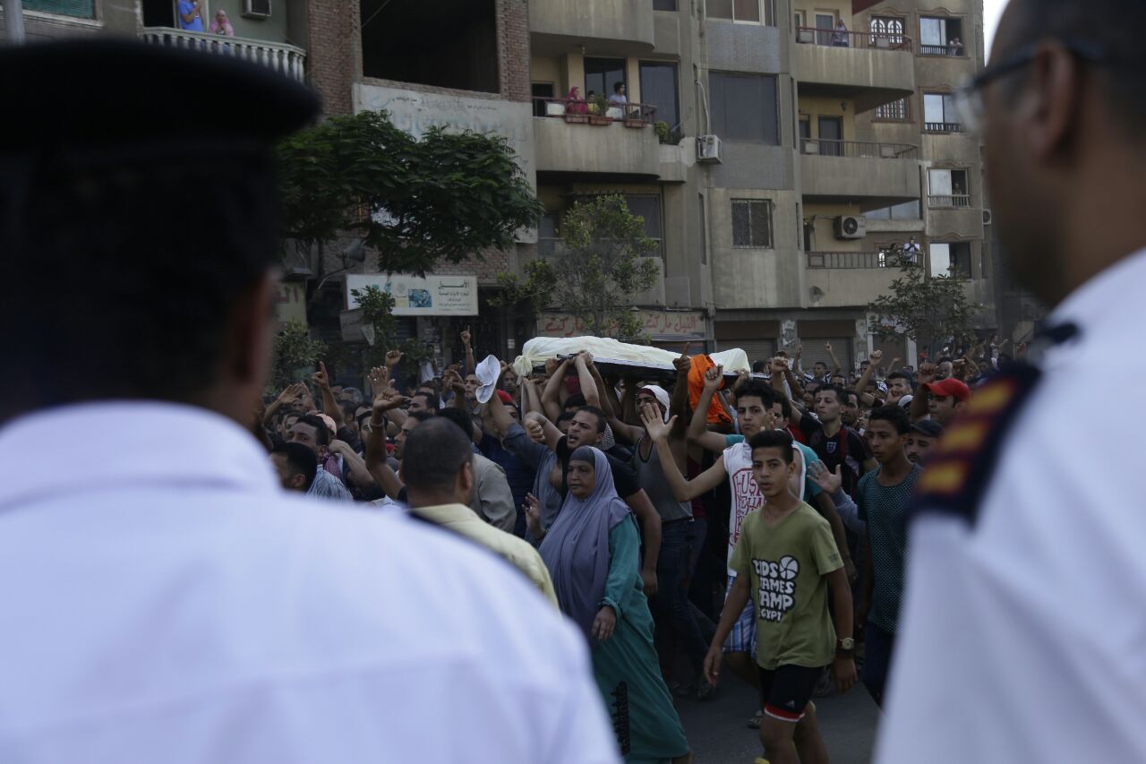 بالصور والفيديو: اشتباكات بين أهالي الوراق وقوات الأمن احتجاجًا على حملة إزالات