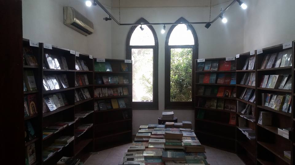 Security forces close downtown Cairo bookstore and detain 2 employees