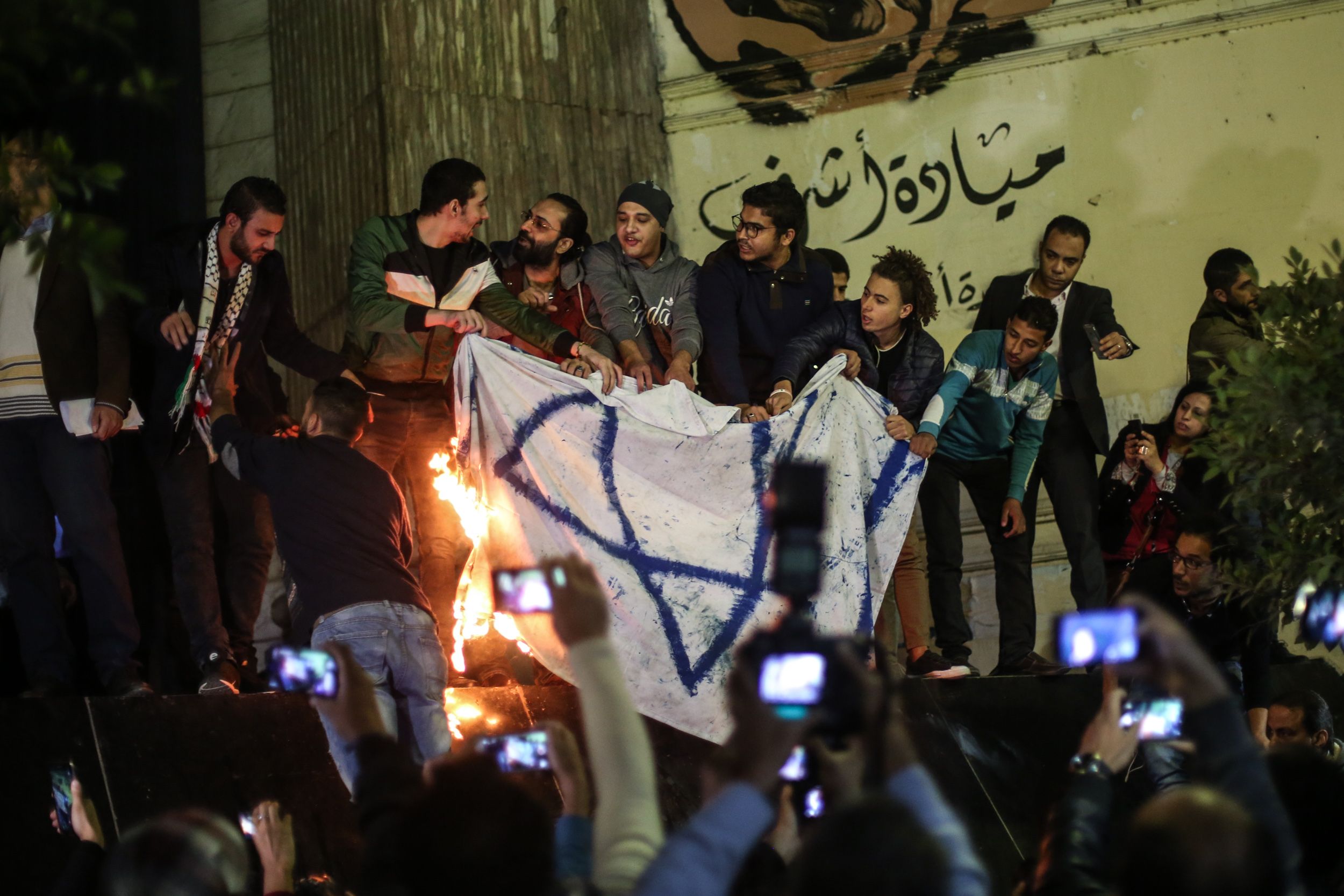 النيابة العامة تخلي سبيل 10 من «متظاهري القدس».. وأمن الدولة العليا تقرر حبس صحفيين اثنين