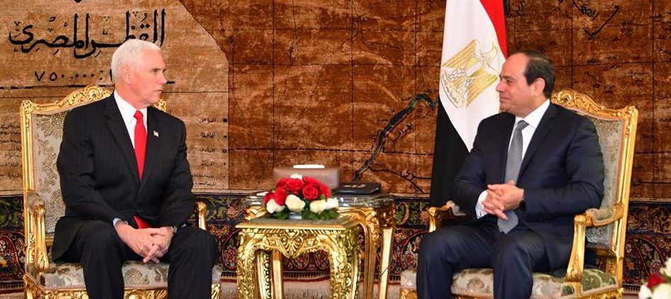 مشهدان من زيارة «بنس»: منع صحفيين أمريكيين.. وتصريحات المطار أكثر من «القصر»
