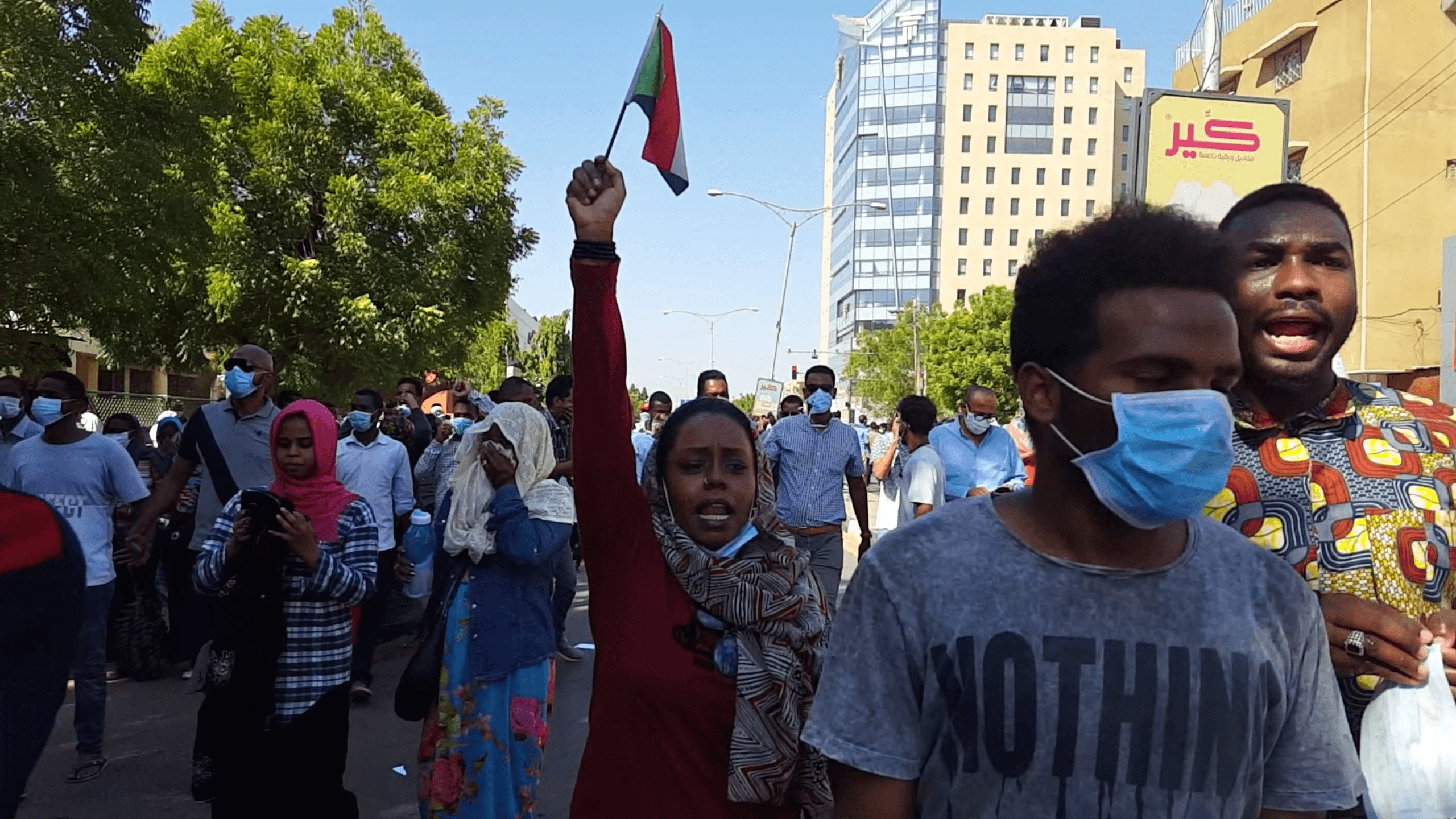 سقوط قتلى يزيد احتجاجات السودان اشتعالًا.. والآلاف يعتصمون بالعاصمة