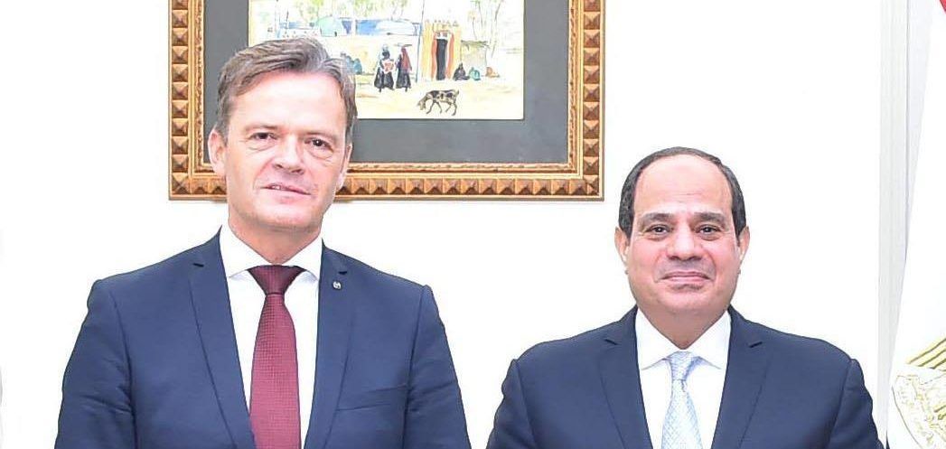 بجهود الرئيس.. «مرسيدس» تعود إلى مصر بشريك محلي مجهول