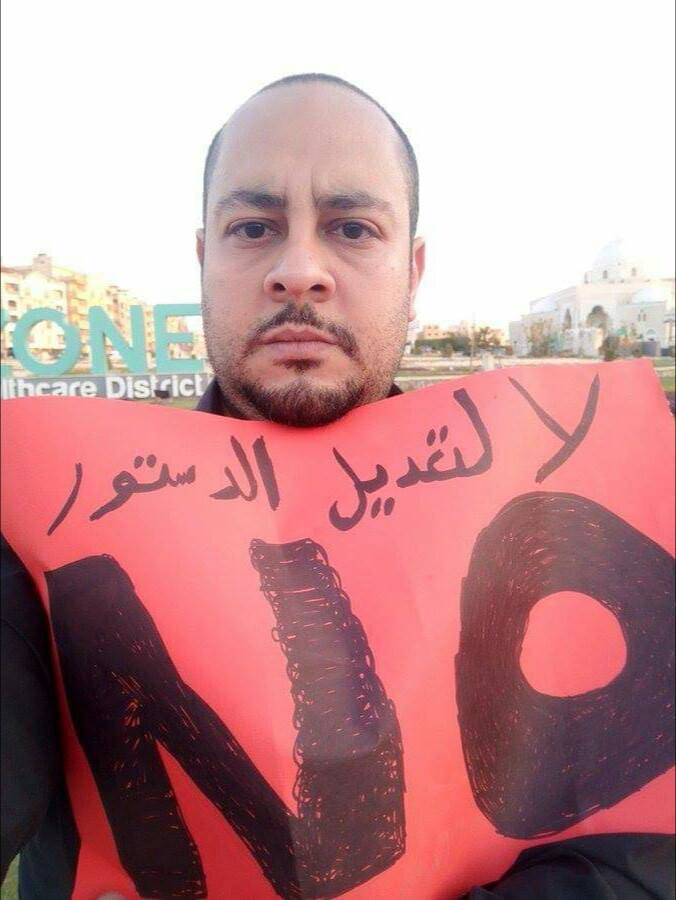 ثاني أيام الاستفتاء: القبض على شاب رفع لافتة «لا».. واحتجاز رئيس «الدستور» لاعتراضه على حشد موظفين بالـ«إجبار»