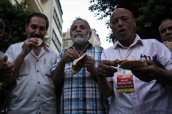 رحلة المعاشات في مصر.. من المرتب إلى جيب الحكومة إلى علاوة الرئيس