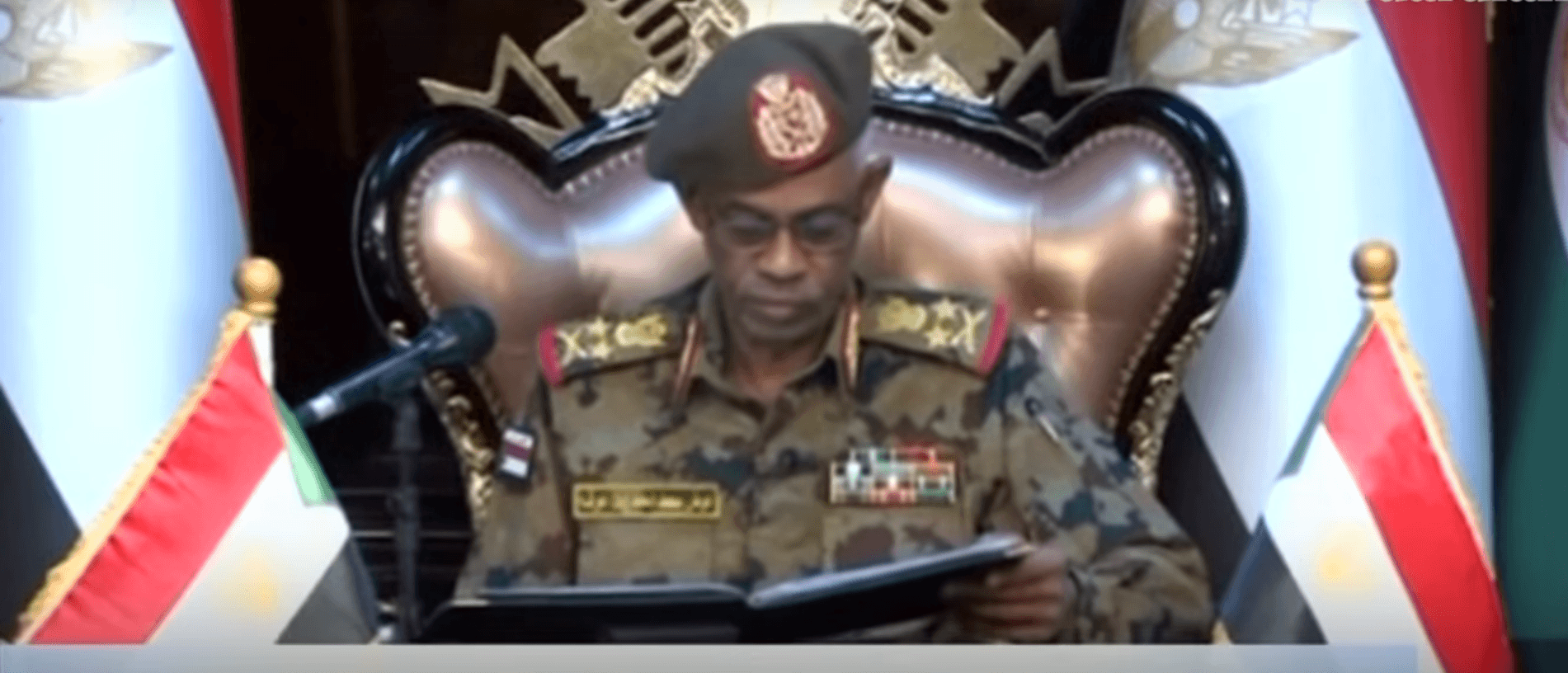 ما نعرفه عن رئيس المجلس العسكري الانتقالي في السودان