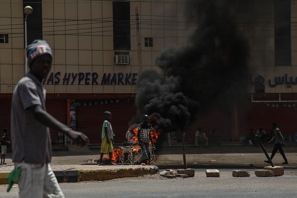 After the violent dispersal of the Khartoum sit-in: Revolutionaries block roads, start civil disobedience