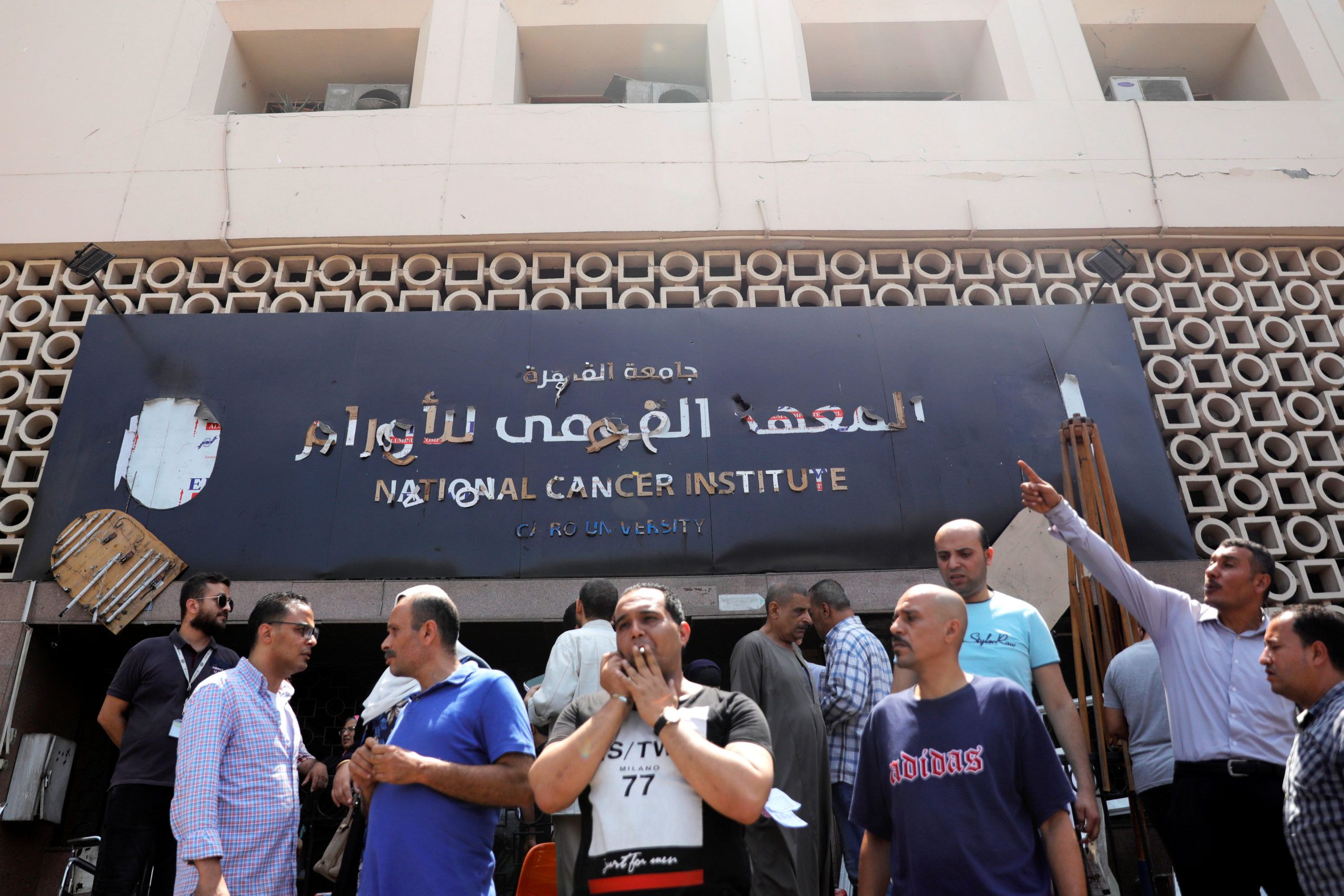 خط سير «كورونا» داخل معهد الأورام.. شهادات 4 ممرضين مصابين