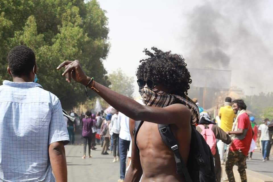 الشَعر والسلطة.. حكايات السيطرة بحلاقة الرؤوس في السودان