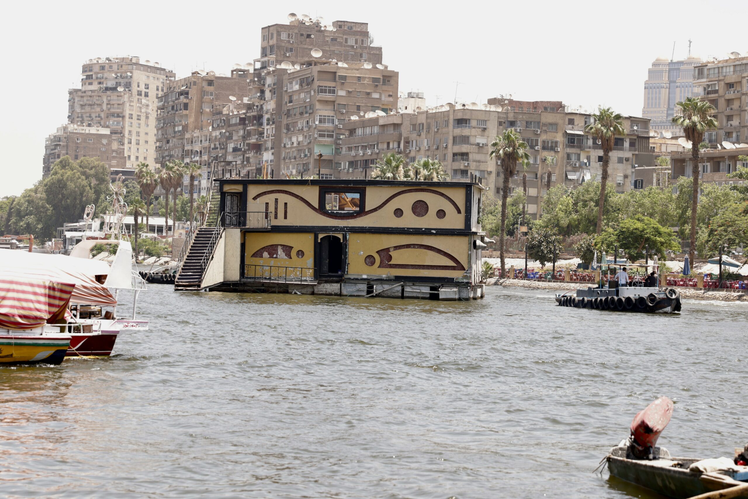 بعد أسبوع من إخطار السكان.. محافظة الجيزة تبدأ إزالة عوامات الكيت كات