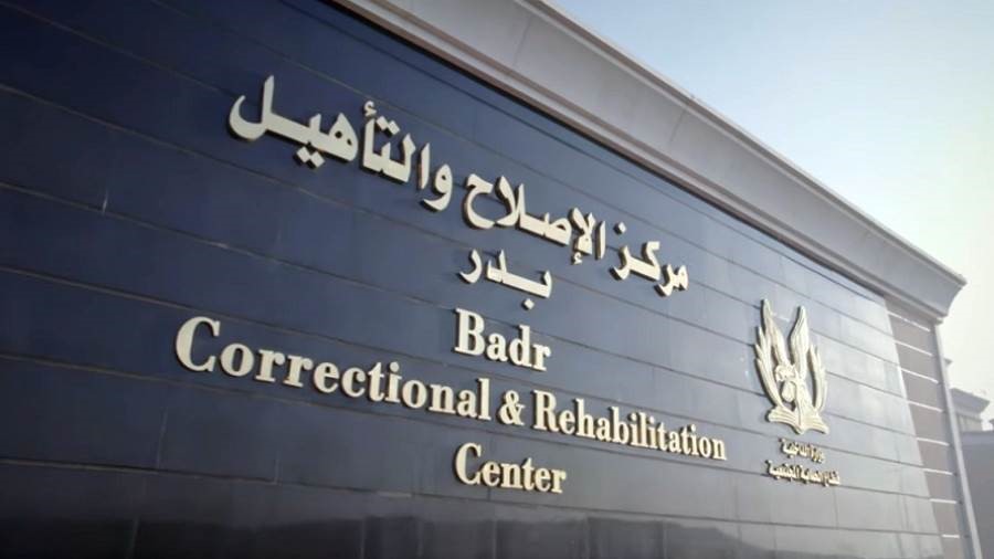 رسالة مسربة من «بدر 3»: محاولات انتحار بين السجناء.. ومرشد الإخوان يبدأ إضرابًا عن الطعام