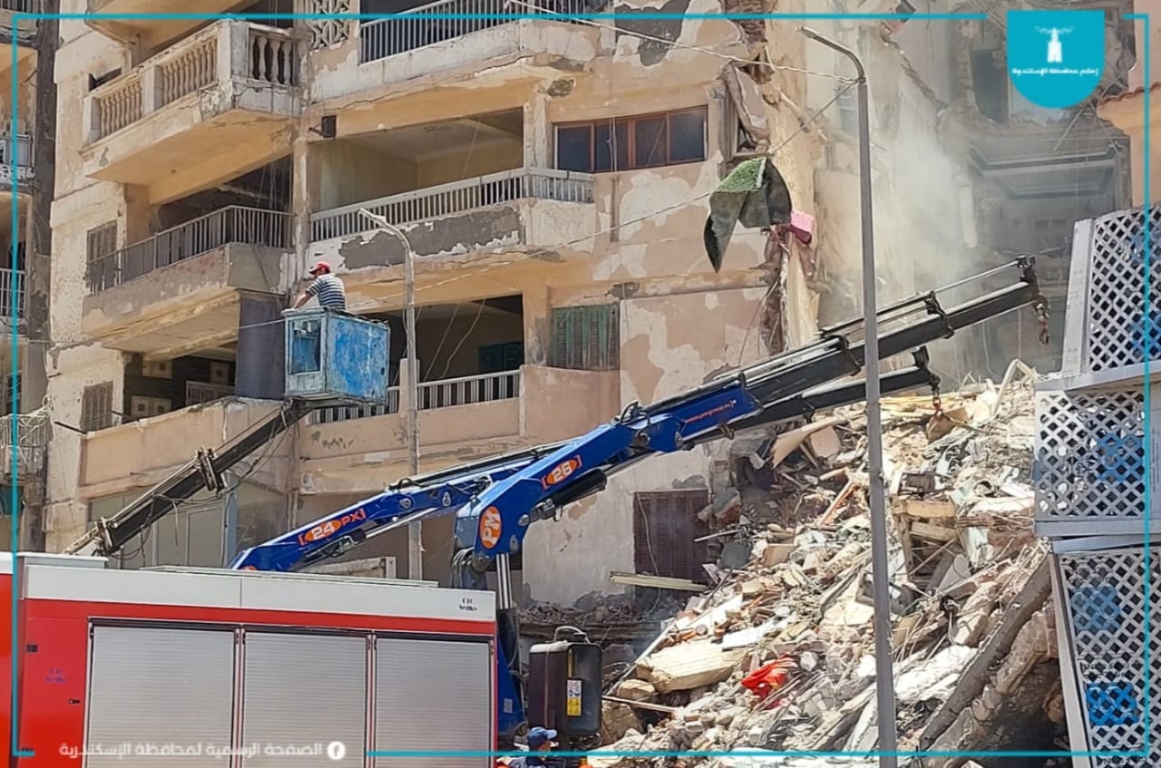 إصابة 4 أشخاص في انهيار عقار بالإسكندرية.. والبحث جارٍ تحت الأنقاض 