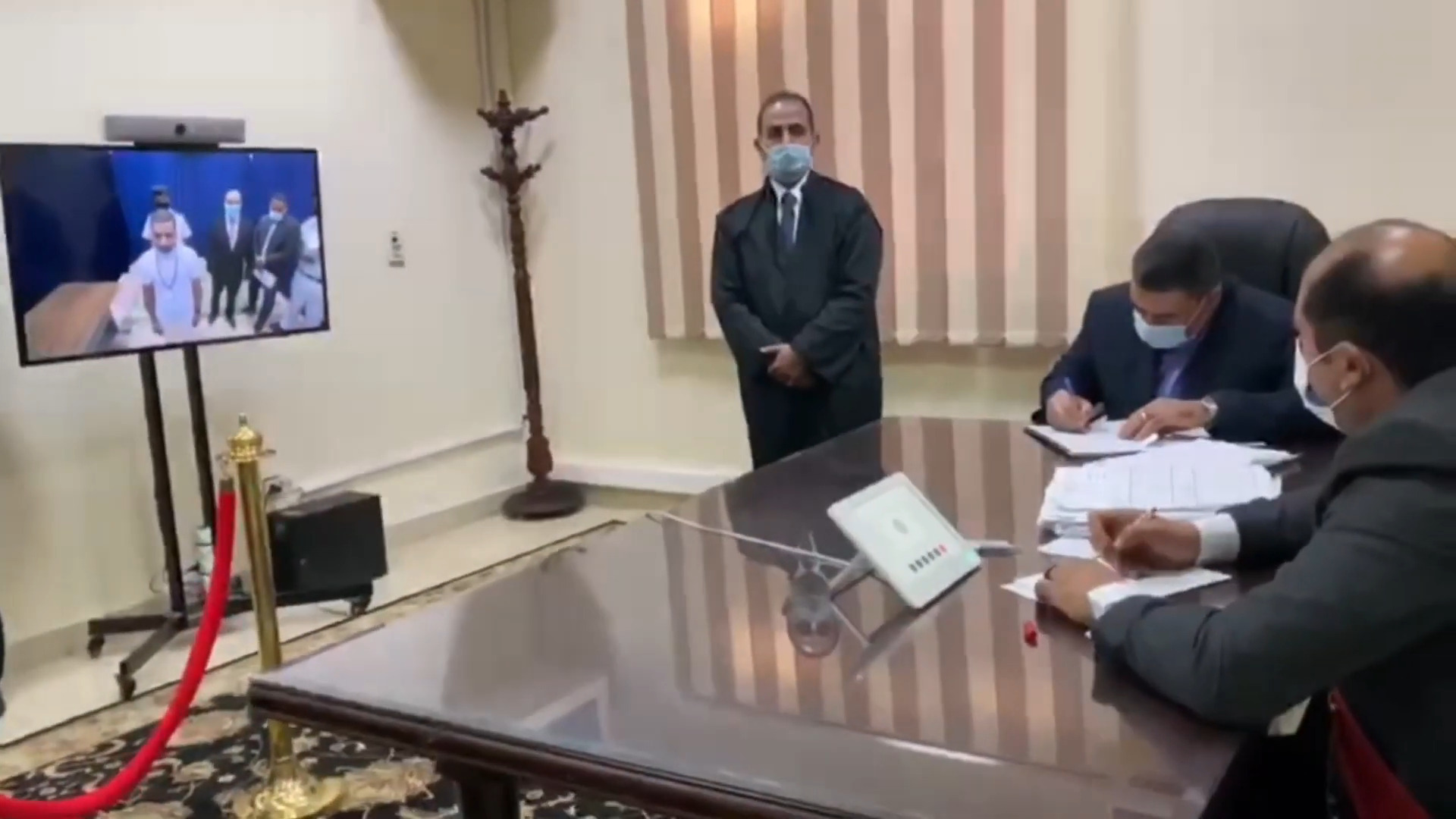 تعميم تجديد الحبس أمام نيابة أمن الدولة عبر الفيديو كونفرانس.. ومحامون: يقضي على فرص الشكوى من ظروف الاحتجاز