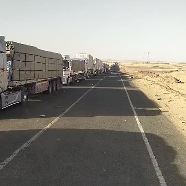 مصادر: مساعدات حكومية محدودة وصلت للسائقين العالقين على الحدود المصرية السودانية