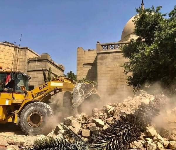 «القاهرة» توقف الدفن في «الجبانات التراثية» لاستكمال الإزالة.. وصاحب مقبرة: «نيّمونا قبل انتخابات الرئاسة»