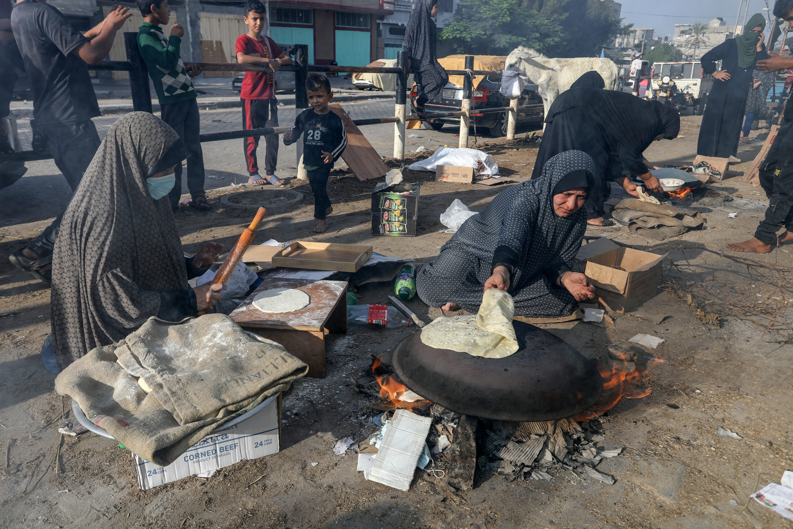 «الأونروا»: أهالي غزة استولوا على أغذية تأخر صرفها بسبب الحرب.. والسكان يحتاجون 100 شاحنة يوميًا ليبقوا أحياء