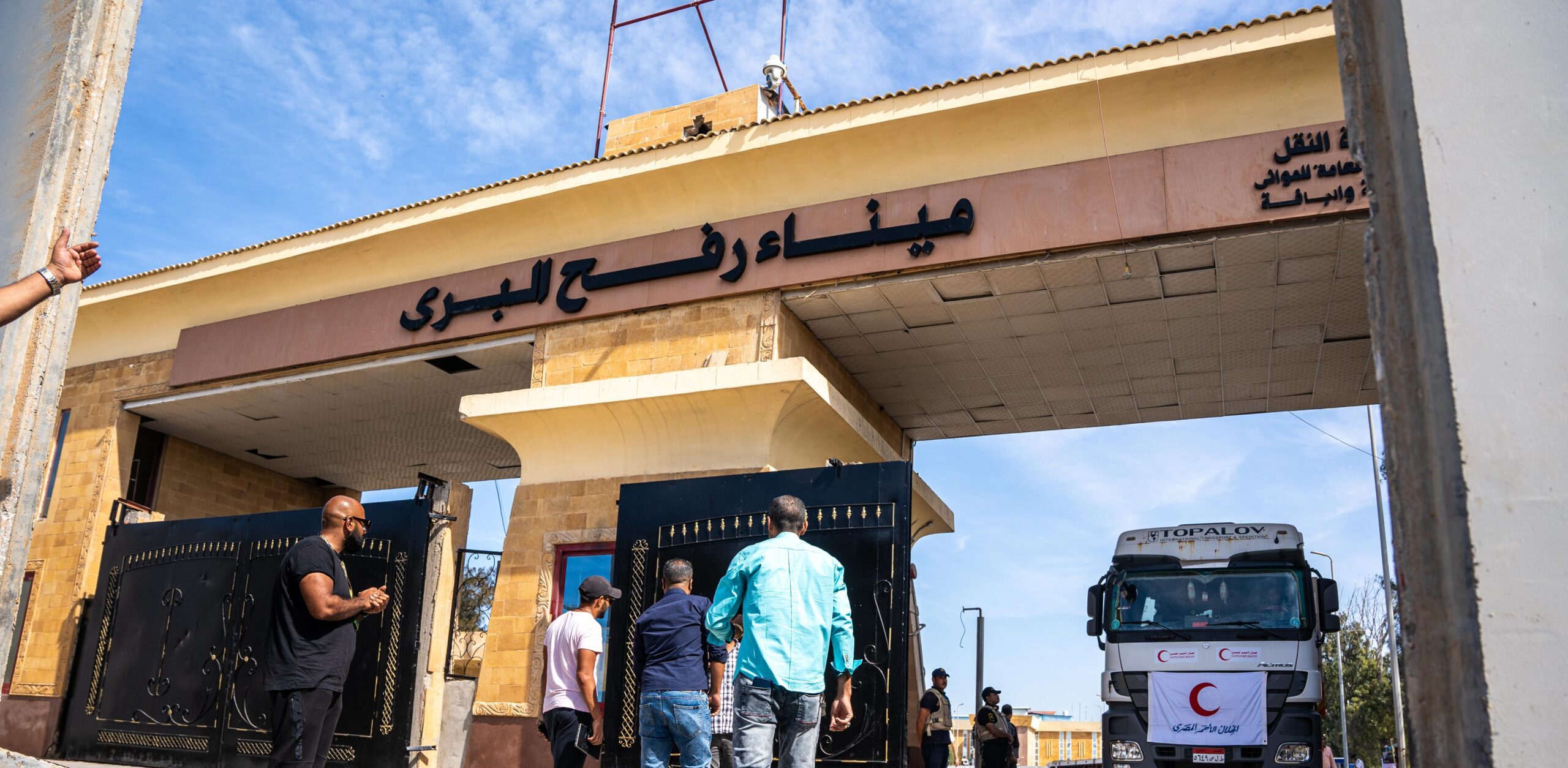 مساعدات غزة: 10 شاحنات تصل القطاع.. و17 قيد التفتيش في «العوجة»