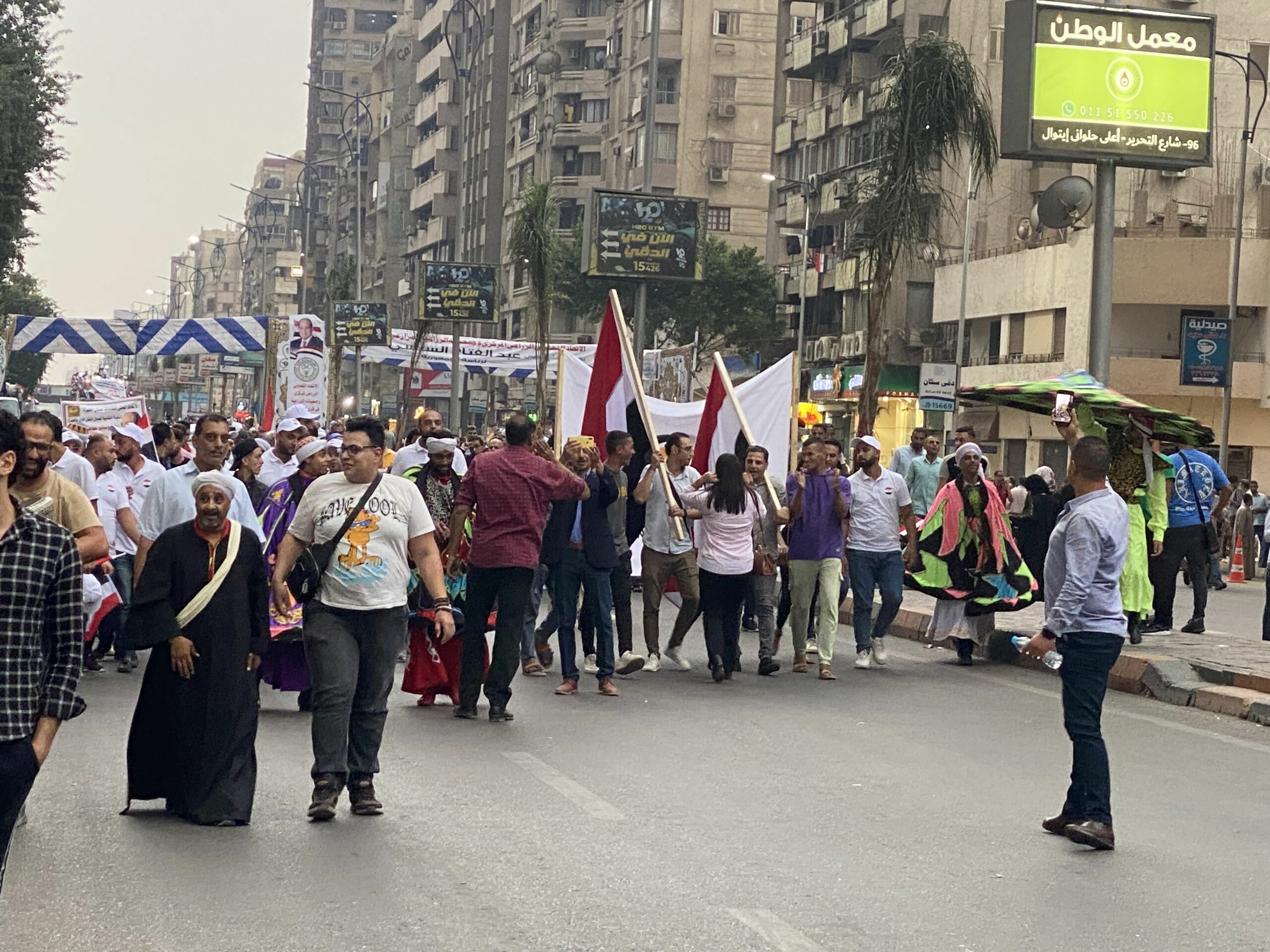  الجماهير واﻷحزاب تحتفل وتطالب الرئيس بالترشح   