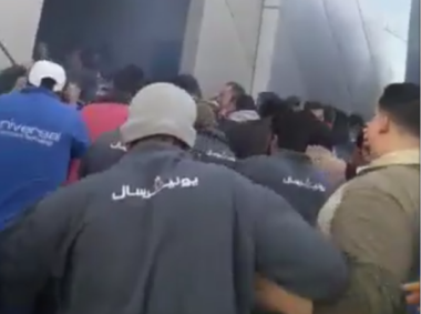 عمال «يونيفرسال» يواصلون إضرابهم لتأخر الرواتب.. والشرطة تمنعهم من التظاهر خارج الأسوار