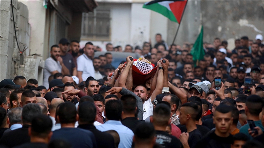 أهالي أسرى فلسطينيين يغلقون «الصليب الأحمر» برام الله لـ«تخليها عن دورها» في حماية ذويهم