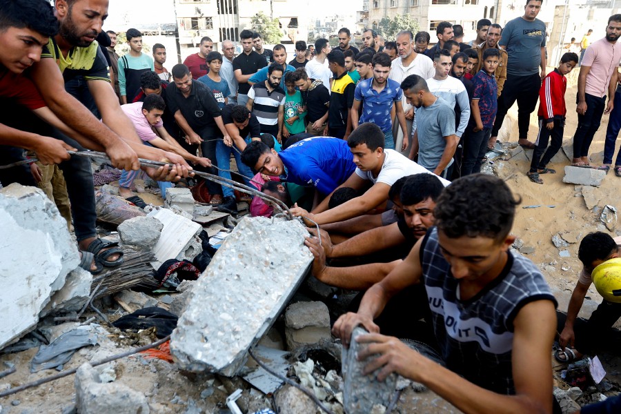 تمديد الهدنة في غزة يومين.. والدفاع المدني يستخرج المفقودين تحت الأنقاض بدون معدات