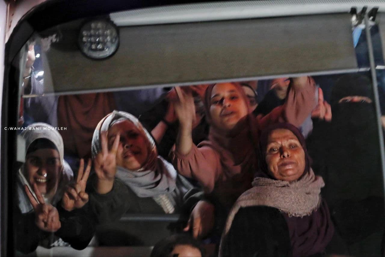 إسرائيل تستعيد 13 محتجزًا وتمنع «فرحة» الأسرى المحررين.. وتستهدف الراغبين في العودة لشمال غزة في أول أيام الهدنة