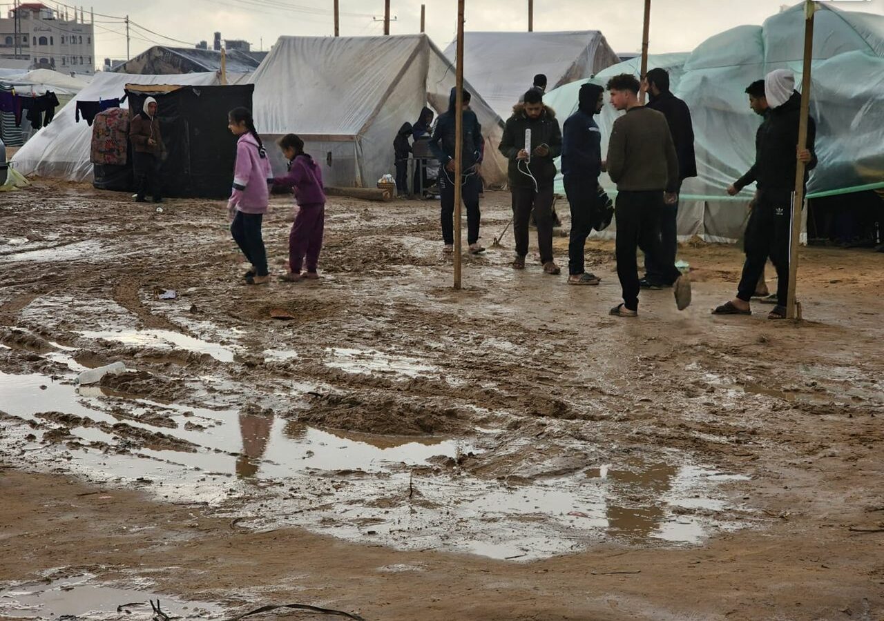بريطانيا تحظر دخول المستوطنين الصهاينة أراضيها وأمريكا تحرمهم من بنادقها | مخيمات النازحين في غزة «مستنقعات طينية»