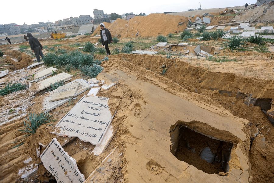 إسرائيل مستمرة في تجريف مقابر الفلسطينيين | إعلام عبري: جالانت ونتنياهو اقتربا من «الاشتباك بالأيدي»