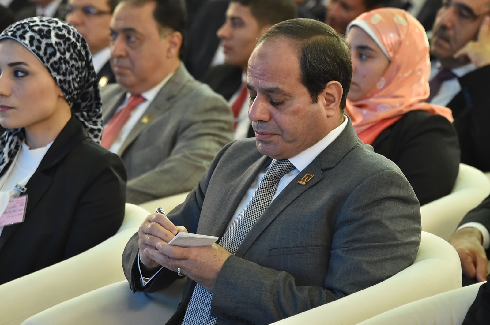 الحكومة تشتري 110 آلاف طن قمح مستورد | 10 مليارات جنيه من السيسي على الهواء لصندوقي «المسنين والأسرة»