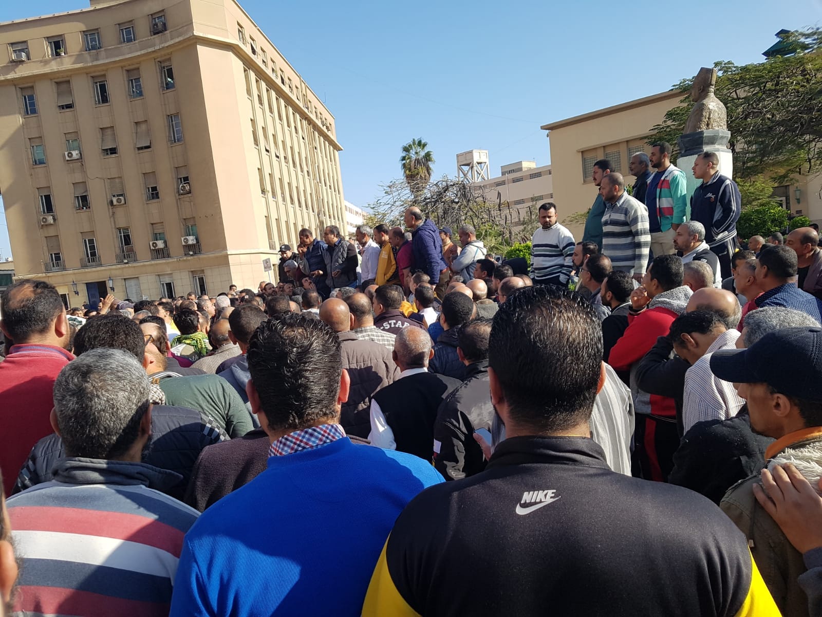 في ثالث أيام الإضراب.. عمال «المحلة» يطالبون بـ«حزمة الرئيس» وخفض الضرائب