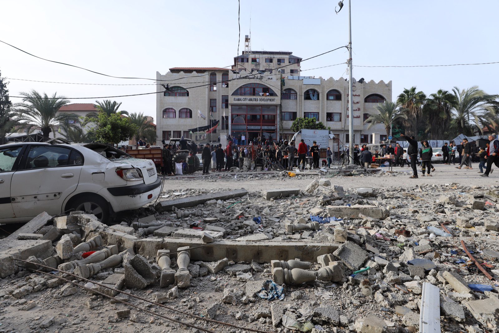 الاحتلال يجبر النازحين على الخروج من مستشفى الأمل | إسبانيا تدعم «أونروا» بـ3.8 مليون دولار.. وأمريكا تستعد لمنح إسرائيل 14.1 مليار دولار
